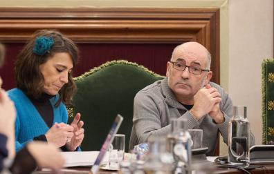 Joxe Abaurrea junto a Maider Beloki en el Ayuntamiento de Pamplona