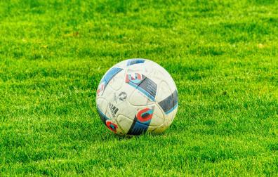 Un balón en un campo de fútbol