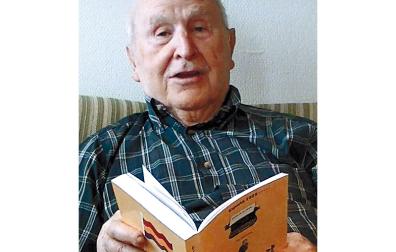 Eguinoa, con su libro de memorias que escribió en los últimos años