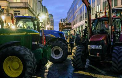 Agricultores, con sus tractores en el centro de la capital comunitaria