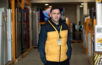 Iker Alzuelta, uno de los responsables de Electro Outlet, en el polígono de Mutilva