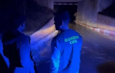 Agentes de la Guardia Civil rescataron a dos personas que estaban atrapadas en el interior de un vehículo semisumergido en Caparroso