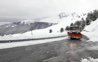 El consejero de Cohesión Territorial, Óscar Chivite, ha visitado este viernes la zona del puerto de Belagua para conocer el estado de la zona tras el alud ocurrido este miércoles en la cara sur del monte Lakora sobre la carretera NA-137 Burgui-Isaba-Francia.