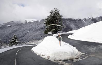 El consejero de Cohesión Territorial, Óscar Chivite, ha visitado este viernes la zona del puerto de Belagua para conocer el estado de la zona tras el alud ocurrido este miércoles en la cara sur del monte Lakora sobre la carretera NA-137 Burgui-Isaba-Francia.