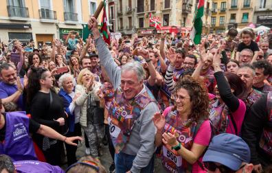 El alcalde Joseba Asiron cogió ayer el relevo de la Korrika, en el Km adquirido por el Ayuntamiento