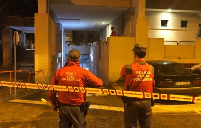Dos agentes de la Policía Foral, ante el domicilio donde se produjeron los hechos./