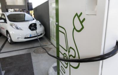 Un coche eléctrico recarga en una gasolinera de Pamplona