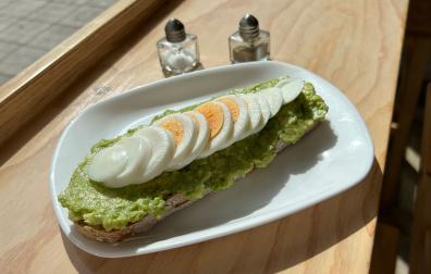 Imagen de la tostada de aguacate y huevo de Panakery