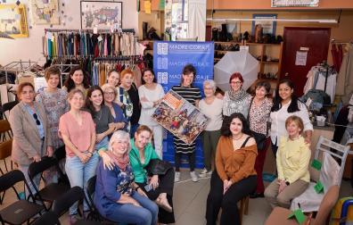 La delegada Alicia Díez, las técnicas Laura Irurzun y Elba Zapata, y voluntarias y clientas de la tienda