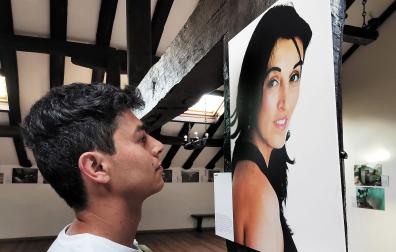Cristofer frente a la fotografía de su madre en Ituren, en la exposición “Nieva ceniza” que se puede ver hasta el 5 de mayo.