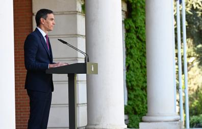 El presidente del Gobierno, Pedro Sánchez, durante su comparecencia institucional en La Moncloa este lunes 29 de abril