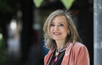 La sexta persona que preside UPN, segunda mujer en ocupar este cargo, Cristina Ibarrola, posa para este periódico en el exterior de la sede del partido, en la plaza Príncipe de Viana