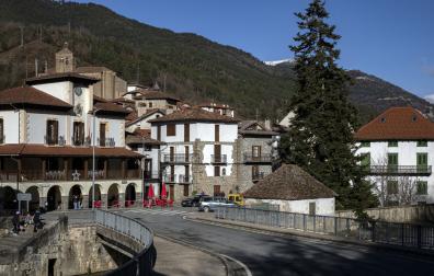 A la izquierda, el Ayuntamiento de Roncal, en una imagen de archivo