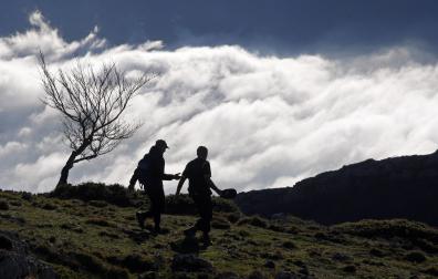 Dos montañeros, descendiendo  en Aralar. Navarra cuenta con más de 14.000 federados en montaña.