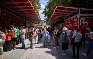 Fotos de la apertura de la Tómbola de Caritas en Pamplona. /