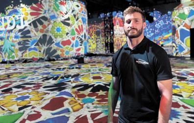 El navarro Leo Roig, en el interior del espacio Phoenix des Lumières de Dortmund, durante una exposición inmersiva
