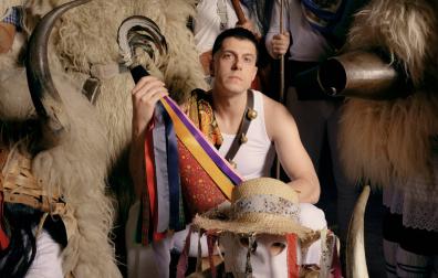 El artista Pello Reparaz rodeado de joaldunas y momotxorros, personajes que le acompañarán en el espectáculo ‘Mitoaroa’, con el que celebrará el quinto aniversario de Zetak.