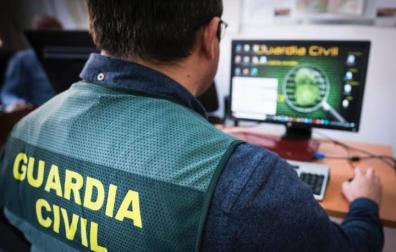 Imagen de archivo de un agente de la Guardia Civil frente a un ordenador
