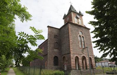 Imagen de la iglesia del desaparecido colegio de los Capuchinos, rodeada por una valla de seguridad.