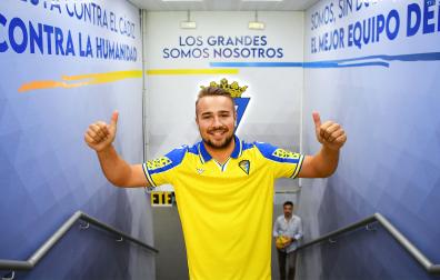 Javi Ontiveros, en el túnel de salida al campo del estadio Nuevo Mirandilla durante su presentación como nuevo jugador del Cádiz