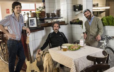 Diego Guerrero, a punto de tomar la ensalada de San Isidro que preparan Narciso Bermejo y Pelayo Escadón en ‘Rambal’ (Madrid), varios de los cocineros que recomiendan sus Soletes de confianza
