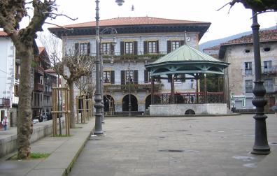 Vista parcial de la plaza Zaharra, con el Ayuntamiento al fondo.