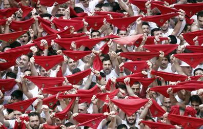 Estalla la fiesta en Pamplona con el lanzamiento del chupinazo a cargo de Duguna