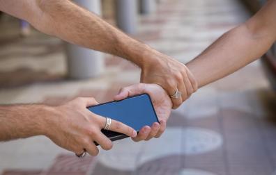 Los robos de teléfonos móviles son de los más habituales en fiestas