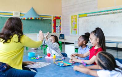 Una docente en un aula de Educación Infantil.