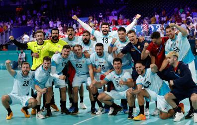 Los jugadores españoles celebran la victoria ante Croacia durante el partido de ronda preliminar de balonmano masculino, entre España y Croacia, en los Juegos Olímpicos París 2024