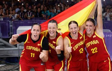 Las jugadoras españolas celebran la medalla de plata tras perder ante Alemania en la final femenina de baloncesto 3x3