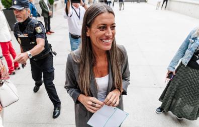 Miriam Nogueras (Junts) ofrece declaraciones a los medios sobre la seda de déficit en el Congreso de los Diputados