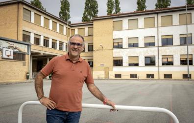 El maestro y psicólogo Ander Domblás, frente al CREENA, en el antiguo edificio del colegio público José Vilá, en Arrosadía.
