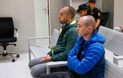 Los terroristas del comando Ezuste, Iurgi Garitagoitia (d) y Joanes Larretxea (i) se sientan en el banquillo de la Audiencia Nacional este lunes donde se enfrenta a 21 años de cárcel como presuntos autores de un atentado con coche bomba contra la Universidad de Navarra