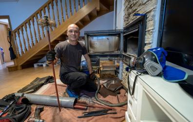 Xabier Celaya, deshollinador, junto al material en una casa de Paternain