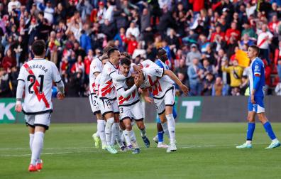 Rayo Vallecano celebra un gol durante la Liga española en el partido de fútbol disputado entre el Rayo Vallecano y el Deportivo Alaves en el Estadio de Vallecas