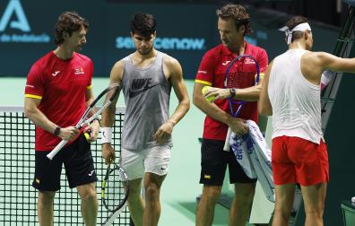 De izda. a dcha., los españoles Juan Carlos Ferrero, Carlos Alcaraz, Carlos Moyá y Rafa Nadal durante el entrenamiento de este lunes