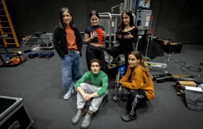 Desde la izq.: Alessandra García, Ane Sagüés y Cristina Tomás, junto a Jon Muñoz y Maddi Muñoz en el escenario de la Casa de Cultura de Villava.