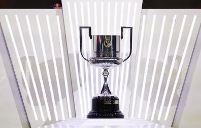 Trofeo de la Copa del Rey durante el sorteo de la segunda ronda en la que Osasna quedó emparejado con el Ceuta /