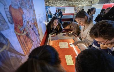 Estudiantes de Medicina de la UN, alumnos de Julia Pavón, atienden las explicaciones de la profesora durante una visita a la exposición.