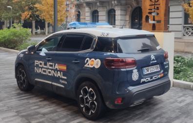 Un vehículo de Policía Nacional en Pamplona