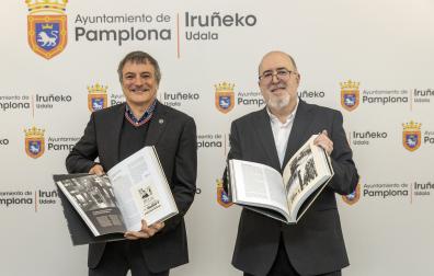 El concejal Mikel Armendáriz y el autor del libro, Carlos Albillo Torres, en la presentación en la Casa Consistorial
