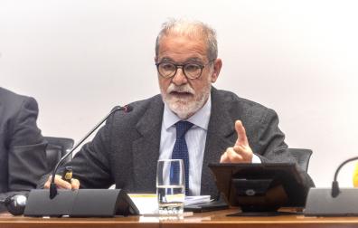 El presidente de la Cámara de Comptos, Ignacio Cabeza, durante su intervención en el Parlamento, explicando el informe sobre las cuentas de Navarra de 2023