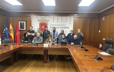 La edil Blanca Regúlez, en el centro de la imagen rodeada por representantes de Geroa Bai en su comparecencia en el salón de plenos del Ayuntamiento de Estella.