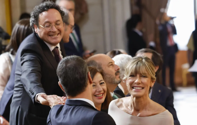 El fiscal general del Estado, Álvaro García Ortiz, saluda a Pedro Sánchez y a la mujer del presidente, Begoña Gómez