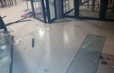 Estado del acceso al bar del polideportivo de Murieta tras el alunizaje
