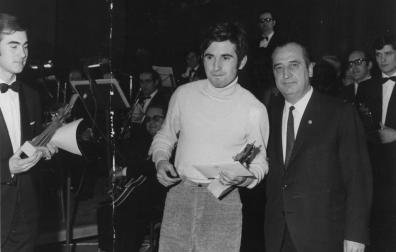 Víctor Manuel, con el premio del Festival de Villancicos Nuevos