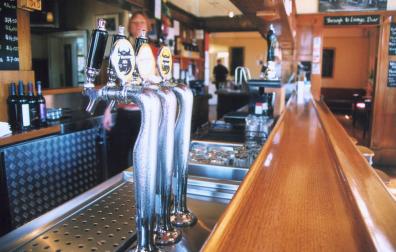 Tiradores de cerveza en un bar