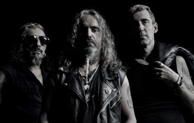 De izda. a dcha: Euken Ubasos (batería), Eduardo Beaumont (voz y bajo) y David ‘Kolibrí’ Díaz (guitarra)