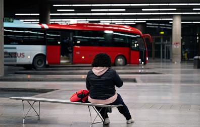 Una mujer, en el interior de la estación de autobuses de Pamplona este jueves